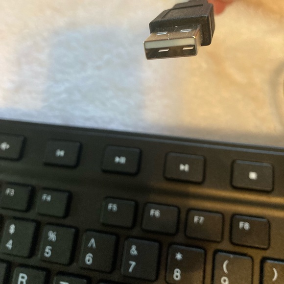 INSIGNIA USB Keyboard with kick stands on bottom New in box - Picture 4 of 9